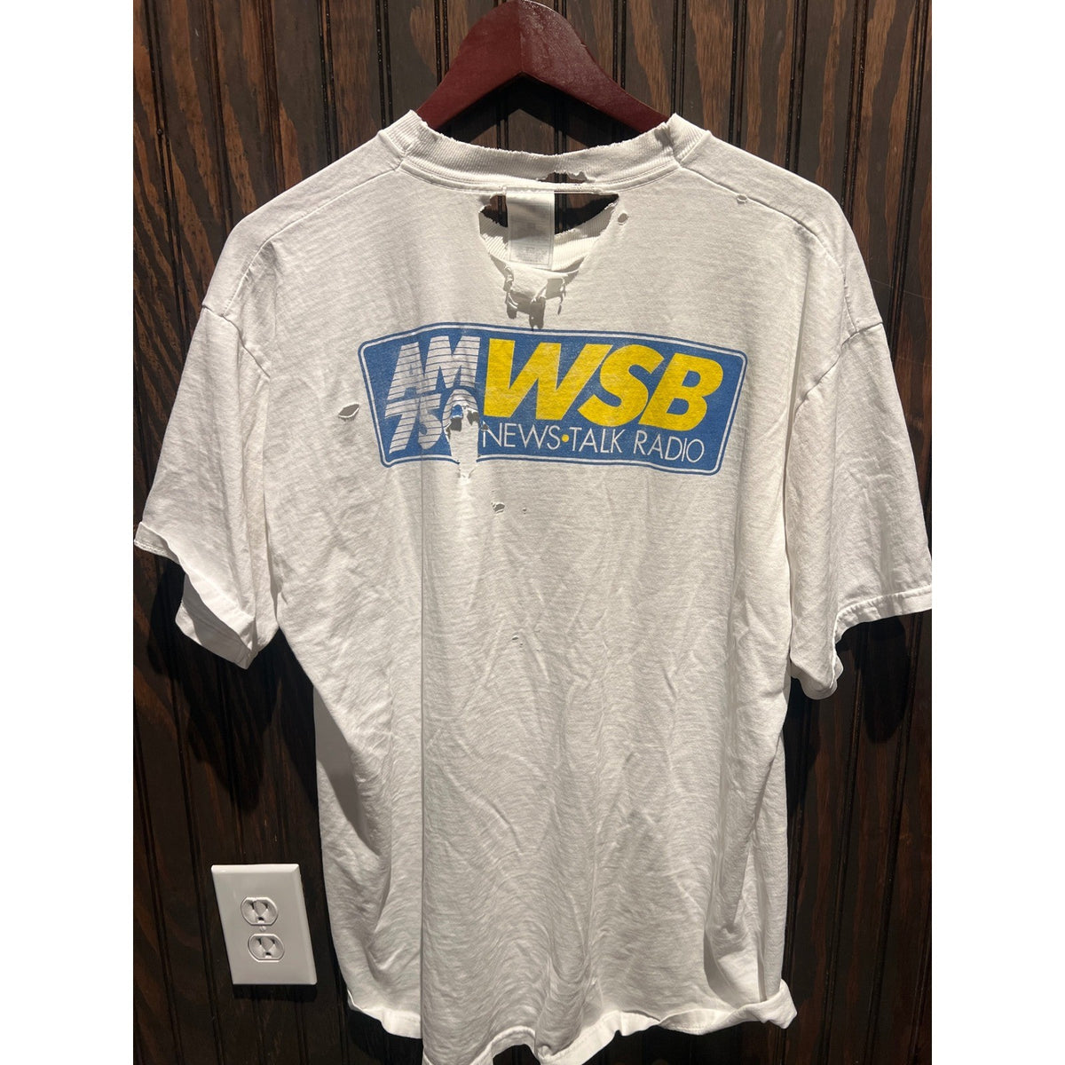 Vintage AM 750 WSB Radio T-Shirt White Distressed Thrashed Atlanta News Talk