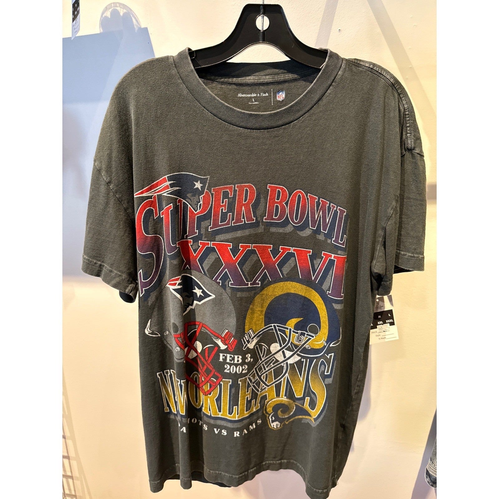 Abercrombie & Fitch NFL Super Bowl XXXVI Patriots vs Rams Graphic T-Shirt L Blac