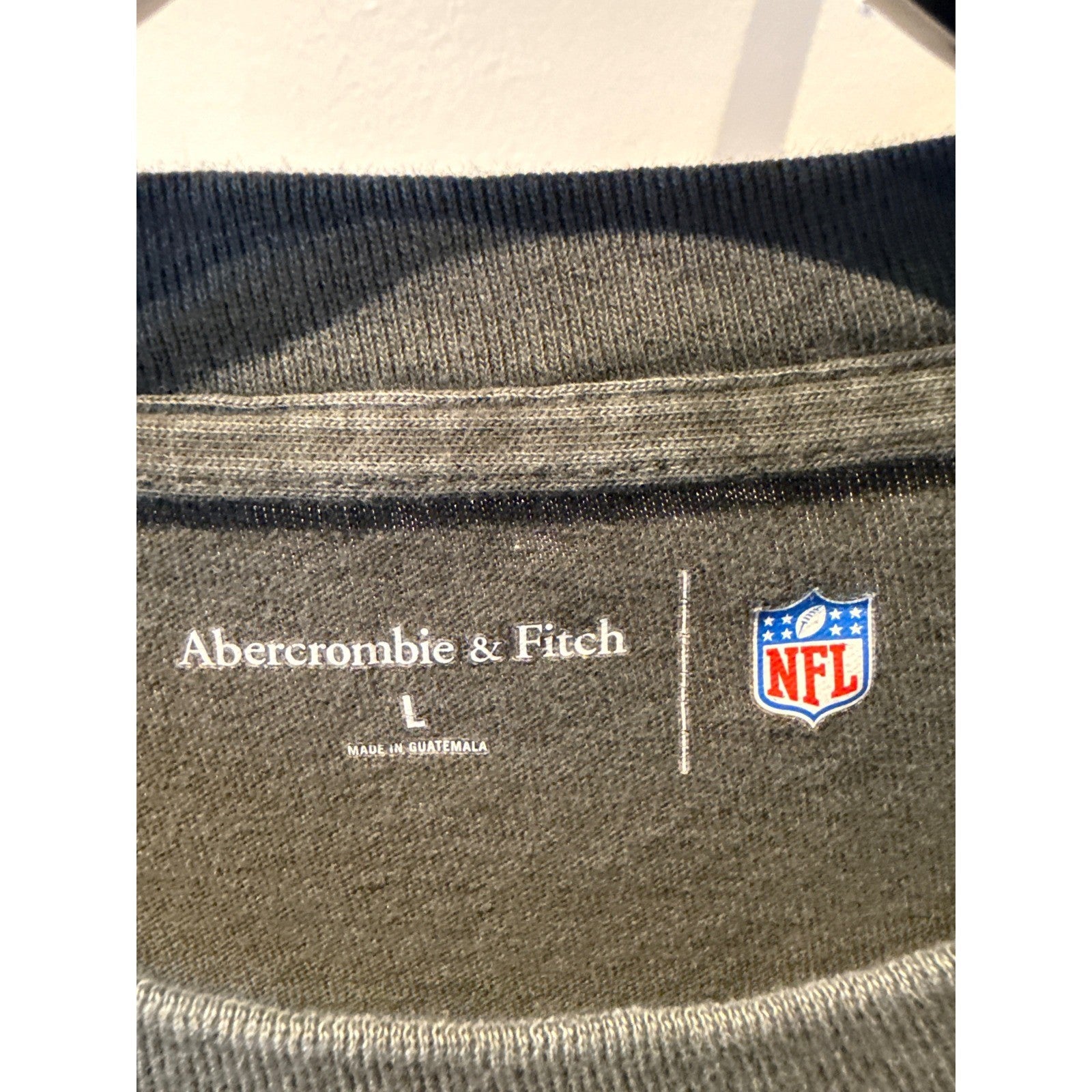 Abercrombie & Fitch NFL Super Bowl XXXVI Patriots vs Rams Graphic T-Shirt L Blac