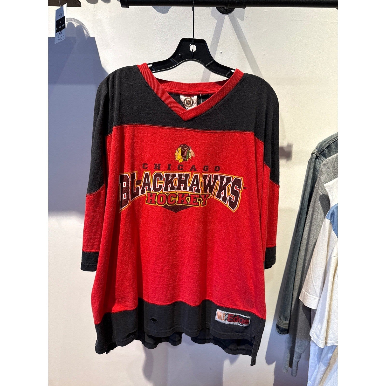 Vintage Chicago Blackhawks NHL Pro Edge Jersey Shirt Red Black Mens XL 26x30