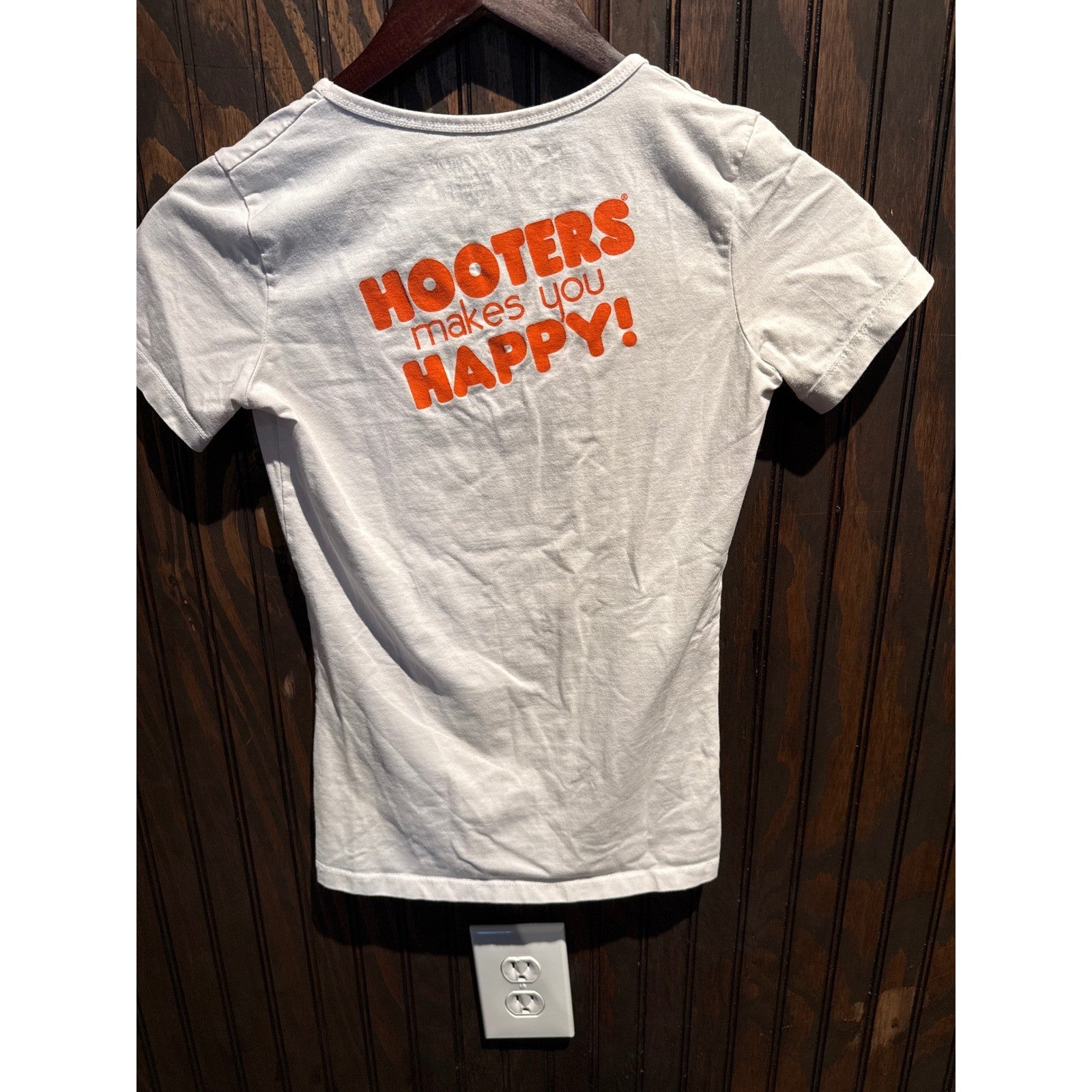 Hooters Graphic V-Neck T-Shirt Womens Small White Short Sleeve Owl Logo Tee