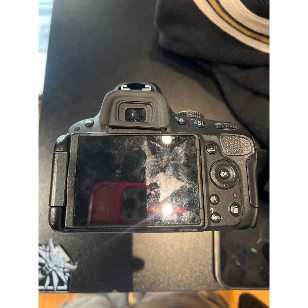 Nikon DSLR Camera with Opteka 85mm f/1.8 Lens Cracked Screen for Repair