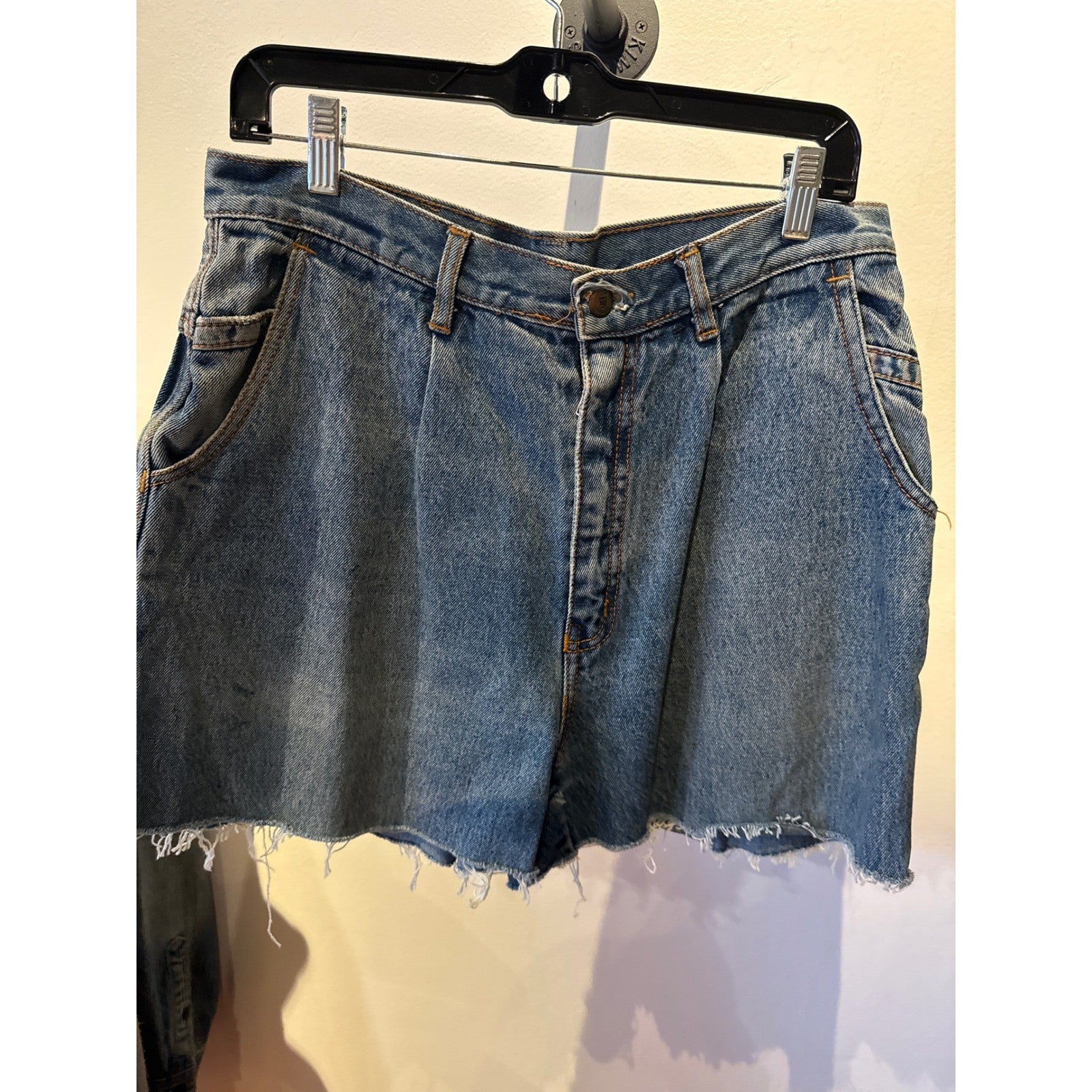 Vintage Mens Pleated Denim Shorts Medium Wash Blue Raw Hem Cut Off Size 32