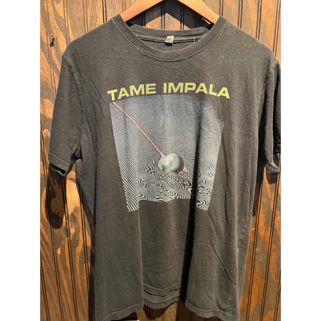 Tame Impala Currents Album Graphic T-Shirt Faded Black Mens Large 21x28